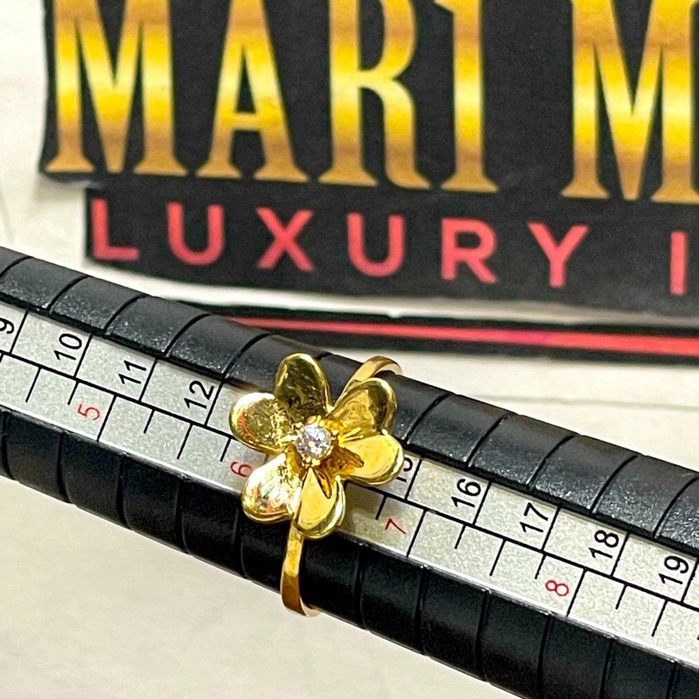 18 k Floral design ring with cubic zirconia .Size 6.5 cm